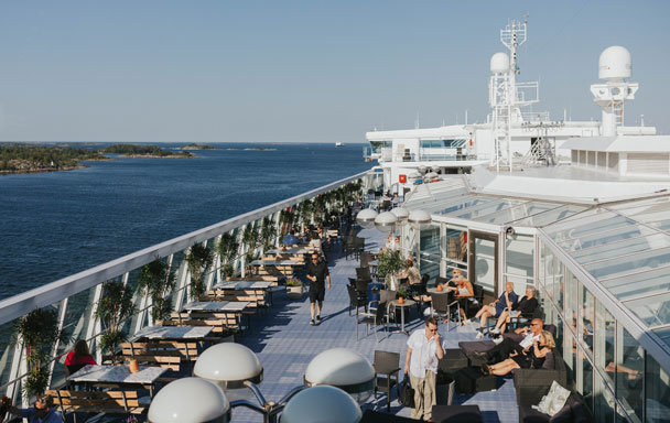 Sommar på soldäck på Tallink Silja Lines fartyg Silja Symphony