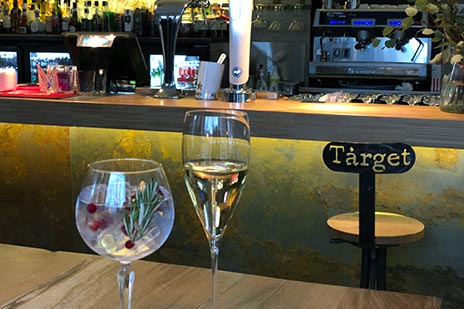 Drinkar på Tårget bar i Åbo